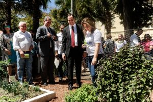 O Governo de Pernambuco estimula a população a consumir hortaliças mais saudáveis e livres de agrotóxicos, inaugurando a Horta Institucional do palácio do Campo das Princesas, sede do governo de Pernambuco. O governador Paulo Câmara e a primeira dama dona Ana Luiza, receberam a imprensa e convidados, plantaram e colheram produtos da horta, dando assim o primerio passo na disseminação da idéia em orgãos públicos e residencias. Foto: Edmar Melo